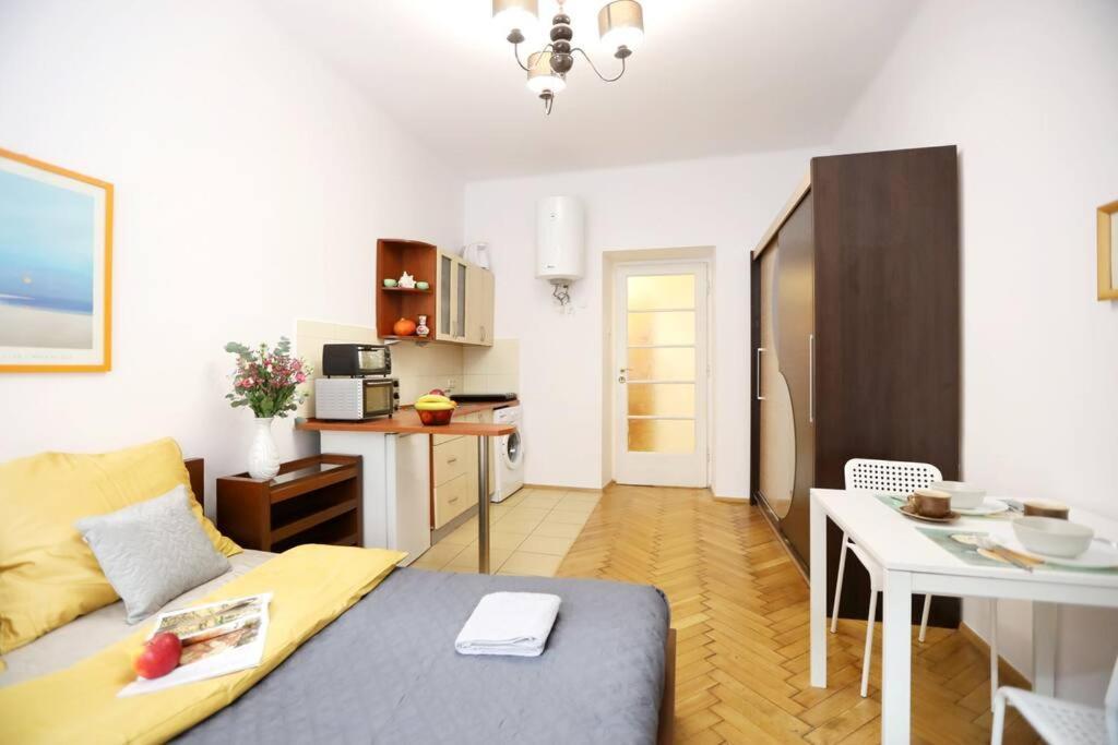 Batorego Cosy Apartment Krasków Exterior foto